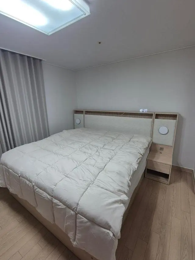 침대는 크기가 넉넉해서 정말 만족스럽더라고요. 넓은 공