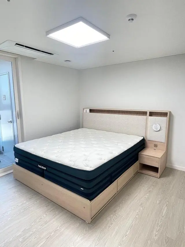 이사한 신혼집 안방에 70프로를 차지하는 베스트슬립 Z