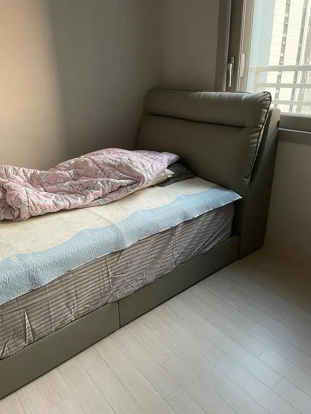 이제 7살인 꼬맹이 독립을 시켜줬어요.
하루의 반 가까