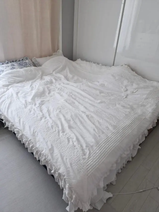 기존 퀸사이즈의 침대가 작기도하고 불편해서 침대를 알아