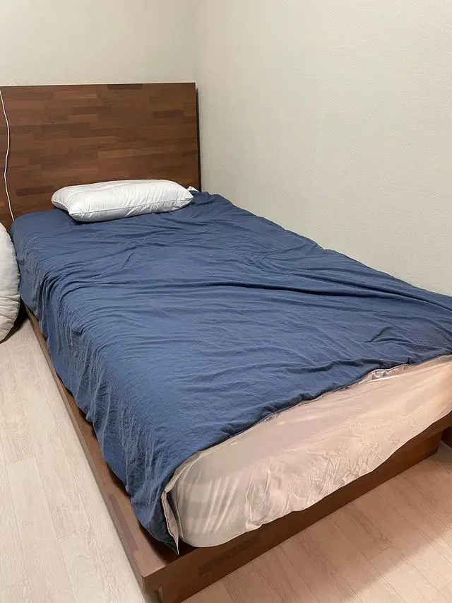 바닥에 얇은 매트리스 깔고 생활하다가 최근에 허리가 많