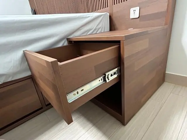 기능이많은 침대와
단단하게 허리를 받쳐줄 매트리스를 구