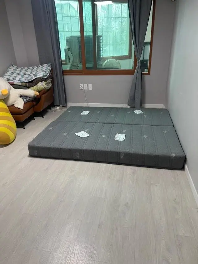 이사 전에는 토퍼 바닥에 깔고 잤는데
이사하면서 침대 