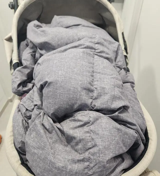 강아지가 추워해서 유모차에서 쓸 수 있는걸 찾았어요. 집에서도 외출할때도 강아지 최