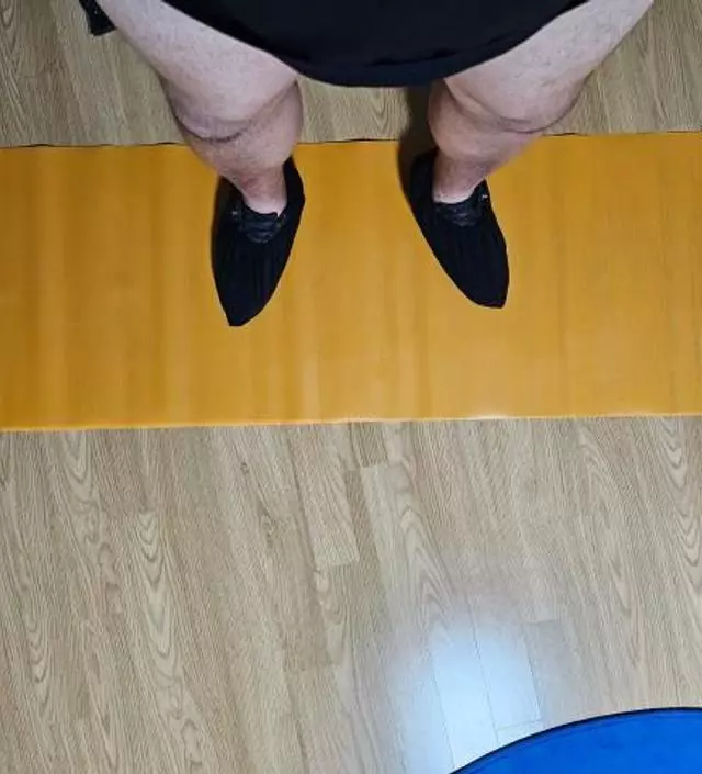배송은 빠르게 도착했어요. 이거 대박 운동 되네요. 반신반의로 구매했는데 5분정도 진