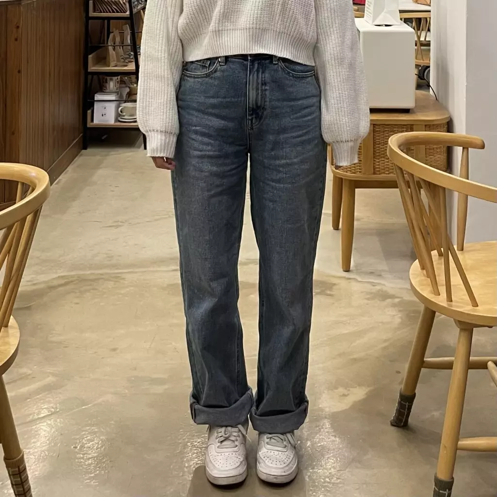 157/49 입니다! 스파오 하의는 26이 딱 맞는 것 같아요. 허리는 딱 맞는데 통이 크고 길